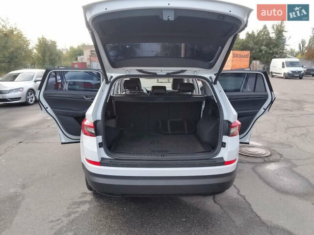 Белый Шкода Kodiaq, объемом двигателя 1.97 л и пробегом 98 тыс. км за 28500 $, фото 15 на Automoto.ua