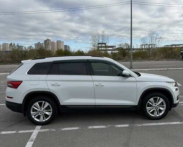 Белый Шкода Kodiaq, объемом двигателя 1.97 л и пробегом 162 тыс. км за 26500 $, фото 2 на Automoto.ua