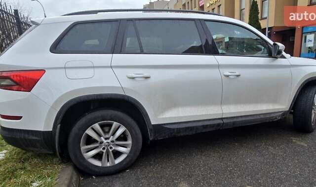 Белый Шкода Kodiaq, объемом двигателя 1.98 л и пробегом 99 тыс. км за 23600 $, фото 4 на Automoto.ua
