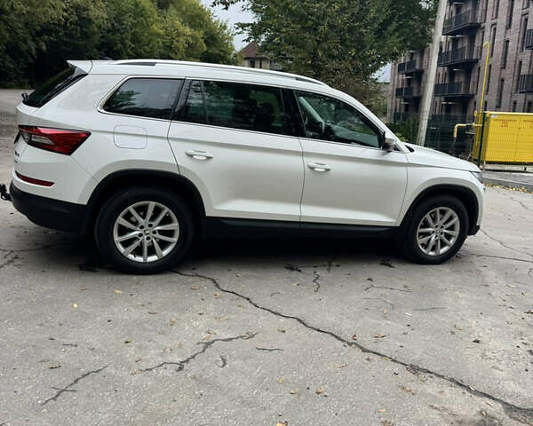 Білий Шкода Kodiaq, об'ємом двигуна 1.97 л та пробігом 218 тис. км за 27300 $, фото 2 на Automoto.ua