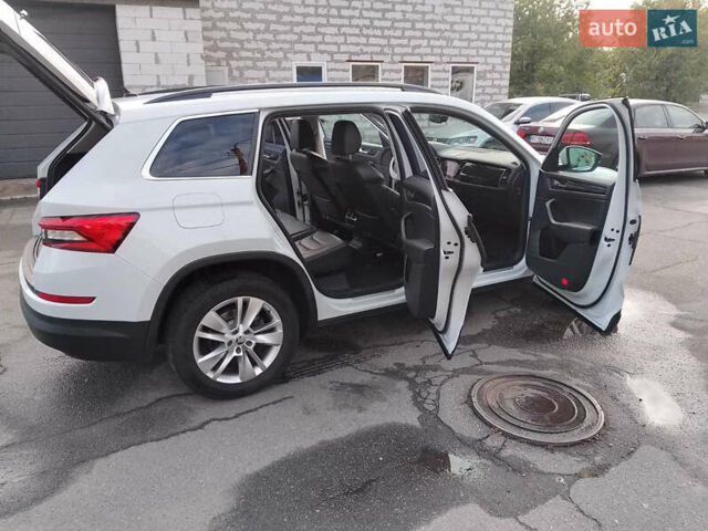 Белый Шкода Kodiaq, объемом двигателя 1.97 л и пробегом 98 тыс. км за 28500 $, фото 17 на Automoto.ua