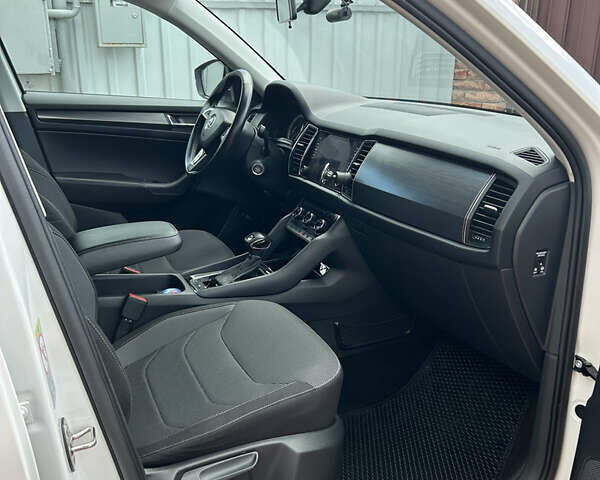 Белый Шкода Kodiaq, объемом двигателя 1.98 л и пробегом 98 тыс. км за 30200 $, фото 24 на Automoto.ua