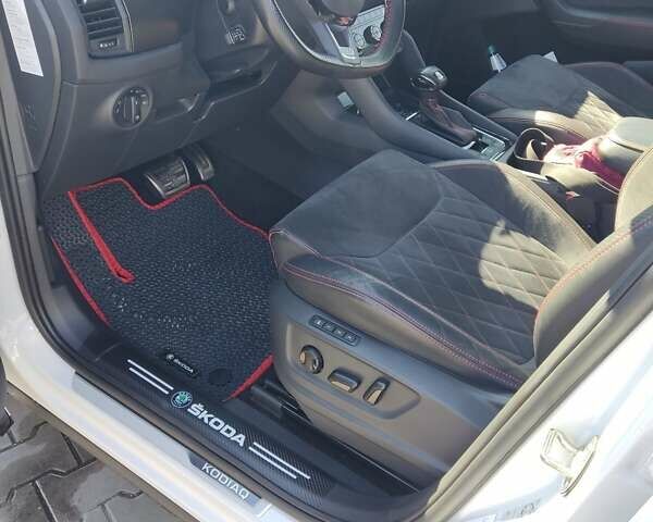 Білий Шкода Kodiaq, об'ємом двигуна 1.97 л та пробігом 160 тис. км за 35999 $, фото 8 на Automoto.ua