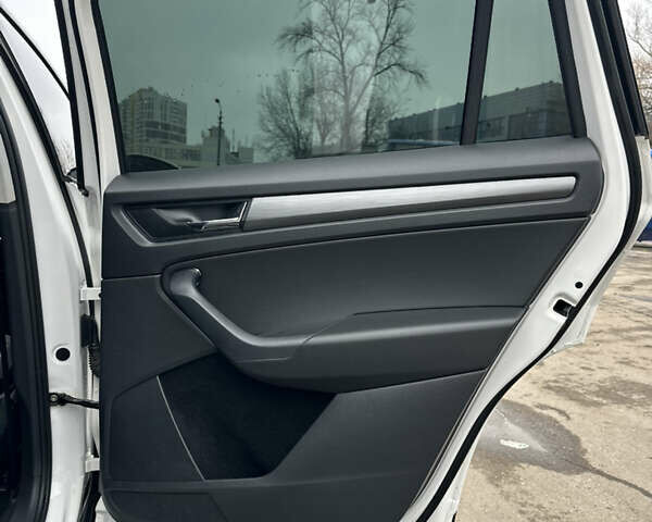 Белый Шкода Kodiaq, объемом двигателя 1.97 л и пробегом 200 тыс. км за 23000 $, фото 19 на Automoto.ua