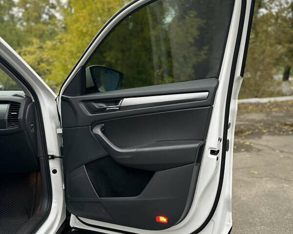 Білий Шкода Kodiaq, об'ємом двигуна 1.97 л та пробігом 200 тис. км за 24950 $, фото 19 на Automoto.ua