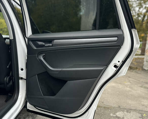Білий Шкода Kodiaq, об'ємом двигуна 1.97 л та пробігом 200 тис. км за 24950 $, фото 16 на Automoto.ua