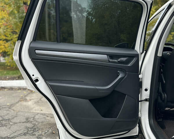 Білий Шкода Kodiaq, об'ємом двигуна 1.97 л та пробігом 200 тис. км за 24950 $, фото 10 на Automoto.ua