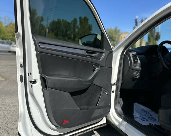Белый Шкода Kodiaq, объемом двигателя 1.97 л и пробегом 200 тыс. км за 27000 $, фото 8 на Automoto.ua
