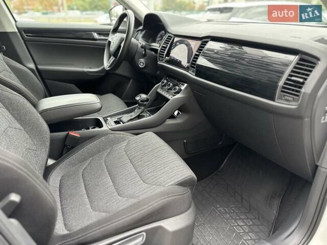 Белый Шкода Kodiaq, объемом двигателя 1.98 л и пробегом 144 тыс. км за 25800 $, фото 14 на Automoto.ua