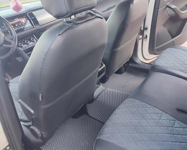 Білий Шкода Kodiaq, об'ємом двигуна 1.97 л та пробігом 215 тис. км за 27700 $, фото 20 на Automoto.ua
