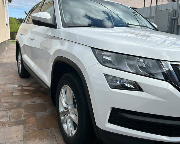 Белый Шкода Kodiaq, объемом двигателя 1.98 л и пробегом 98 тыс. км за 30200 $, фото 4 на Automoto.ua