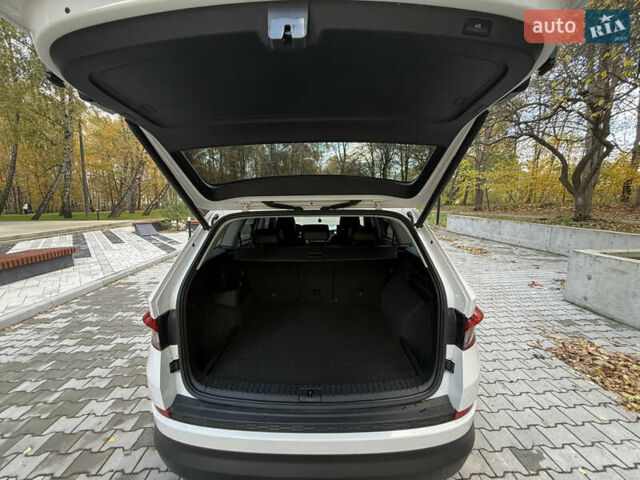 Білий Шкода Kodiaq, об'ємом двигуна 1.97 л та пробігом 79 тис. км за 31000 $, фото 2 на Automoto.ua