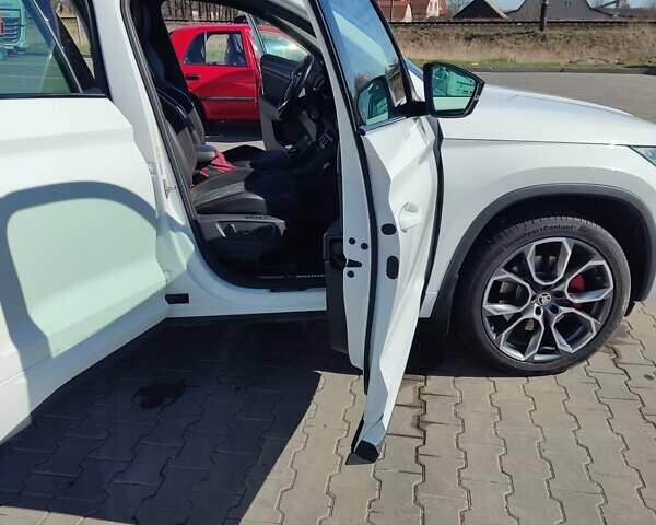 Білий Шкода Kodiaq, об'ємом двигуна 1.97 л та пробігом 160 тис. км за 35999 $, фото 2 на Automoto.ua