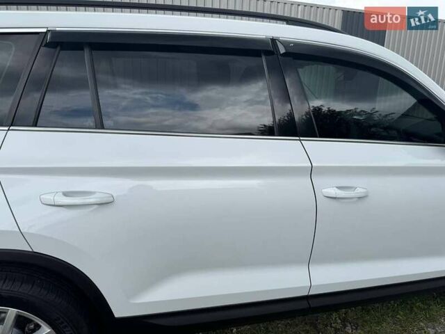 Белый Шкода Kodiaq, объемом двигателя 1.98 л и пробегом 33 тыс. км за 34500 $, фото 103 на Automoto.ua