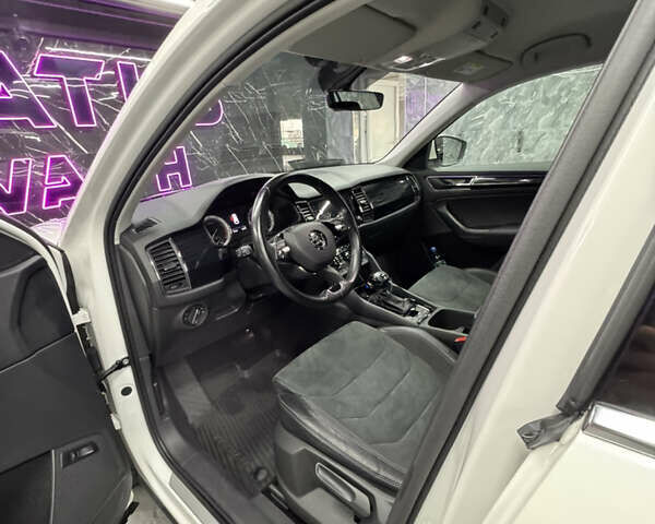 Белый Шкода Kodiaq, объемом двигателя 1.98 л и пробегом 90 тыс. км за 30500 $, фото 12 на Automoto.ua