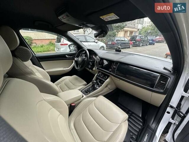 Белый Шкода Kodiaq, объемом двигателя 2 л и пробегом 199 тыс. км за 29900 $, фото 3 на Automoto.ua
