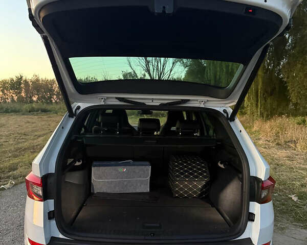 Білий Шкода Kodiaq, об'ємом двигуна 1.97 л та пробігом 160 тис. км за 39000 $, фото 3 на Automoto.ua