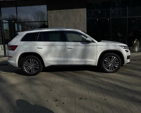 Белый Шкода Kodiaq, объемом двигателя 1.97 л и пробегом 98 тыс. км за 37500 $, фото 5 на Automoto.ua