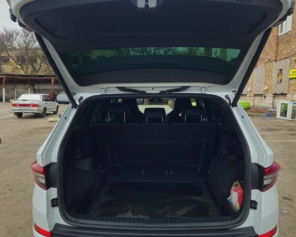 Белый Шкода Kodiaq, объемом двигателя 1.98 л и пробегом 44 тыс. км за 39000 $, фото 22 на Automoto.ua