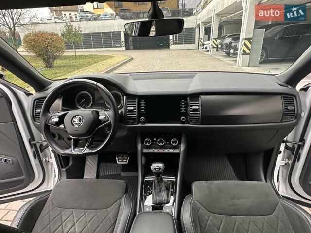 Белый Шкода Kodiaq, объемом двигателя 1.98 л и пробегом 70 тыс. км за 33900 $, фото 52 на Automoto.ua
