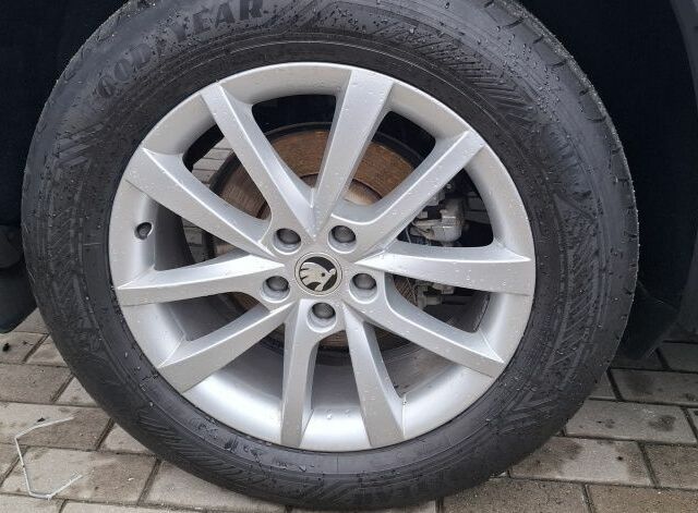 Білий Шкода Kodiaq, об'ємом двигуна 2 л та пробігом 242 тис. км за 22000 $, фото 18 на Automoto.ua