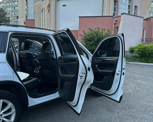 Белый Шкода Kodiaq, объемом двигателя 1.98 л и пробегом 57 тыс. км за 26500 $, фото 18 на Automoto.ua