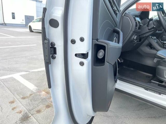 Белый Шкода Kodiaq, объемом двигателя 1.98 л и пробегом 77 тыс. км за 38900 $, фото 13 на Automoto.ua