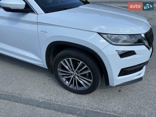 Белый Шкода Kodiaq, объемом двигателя 1.98 л и пробегом 104 тыс. км за 35300 $, фото 4 на Automoto.ua