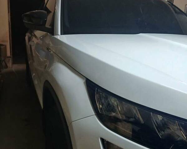 Белый Шкода Kodiaq, объемом двигателя 2 л и пробегом 48 тыс. км за 38000 $, фото 2 на Automoto.ua