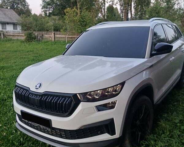 Белый Шкода Kodiaq, объемом двигателя 2 л и пробегом 48 тыс. км за 38000 $, фото 3 на Automoto.ua