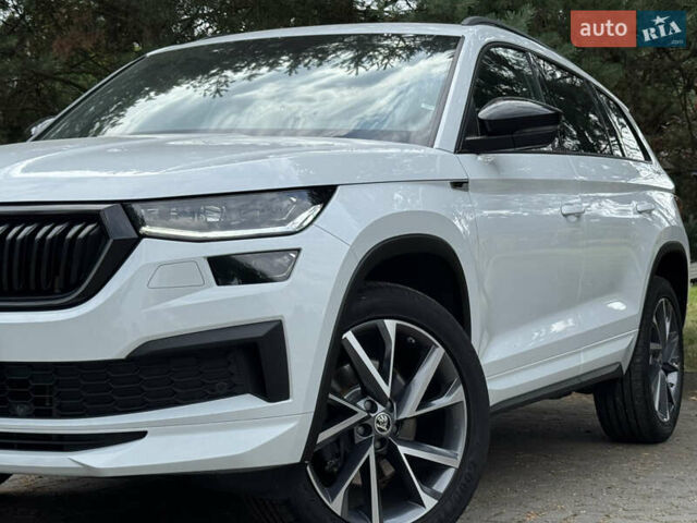 Белый Шкода Kodiaq, объемом двигателя 1.97 л и пробегом 147 тыс. км за 39990 $, фото 3 на Automoto.ua