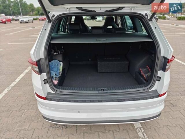 Белый Шкода Kodiaq, объемом двигателя 1.97 л и пробегом 21 тыс. км за 50000 $, фото 4 на Automoto.ua