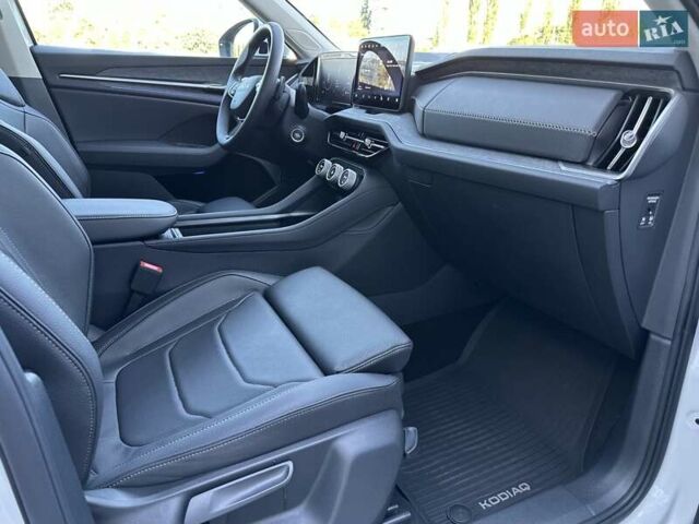 Белый Шкода Kodiaq, объемом двигателя 1.98 л и пробегом 5 тыс. км за 41312 $, фото 12 на Automoto.ua