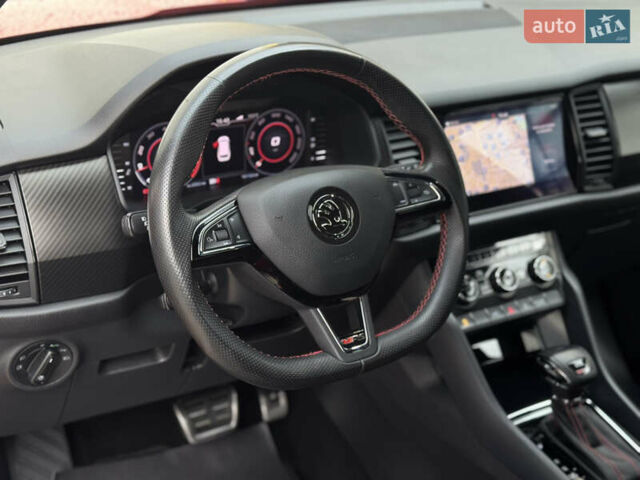 Красный Шкода Kodiaq, объемом двигателя 2 л и пробегом 190 тыс. км за 35999 $, фото 11 на Automoto.ua