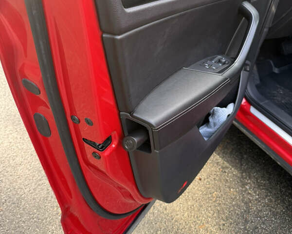 Красный Шкода Kodiaq, объемом двигателя 1.97 л и пробегом 231 тыс. км за 25500 $, фото 16 на Automoto.ua