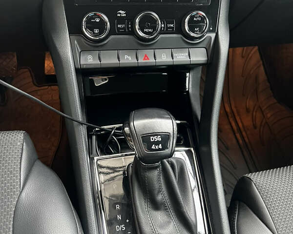 Серый Шкода Kodiaq, объемом двигателя 1.97 л и пробегом 190 тыс. км за 28500 $, фото 15 на Automoto.ua