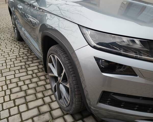 Серый Шкода Kodiaq, объемом двигателя 1.97 л и пробегом 243 тыс. км за 28700 $, фото 2 на Automoto.ua