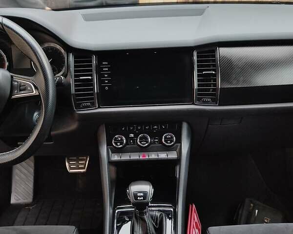 Серый Шкода Kodiaq, объемом двигателя 1.97 л и пробегом 243 тыс. км за 28700 $, фото 12 на Automoto.ua