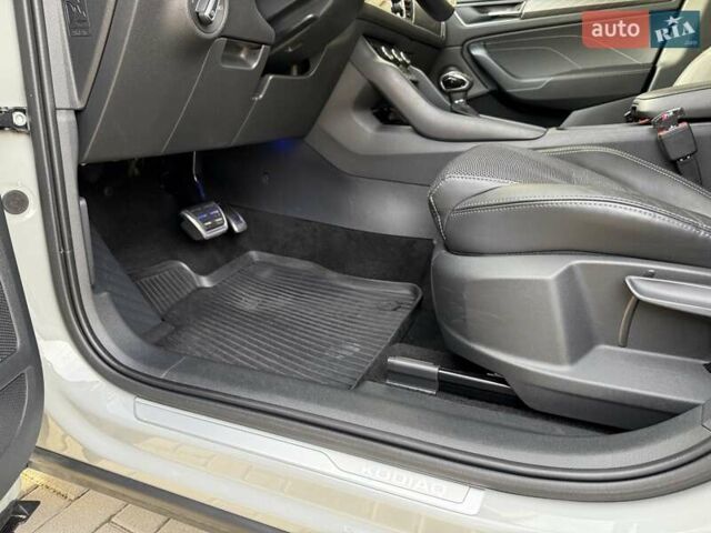 Серый Шкода Kodiaq, объемом двигателя 2 л и пробегом 107 тыс. км за 34600 $, фото 63 на Automoto.ua
