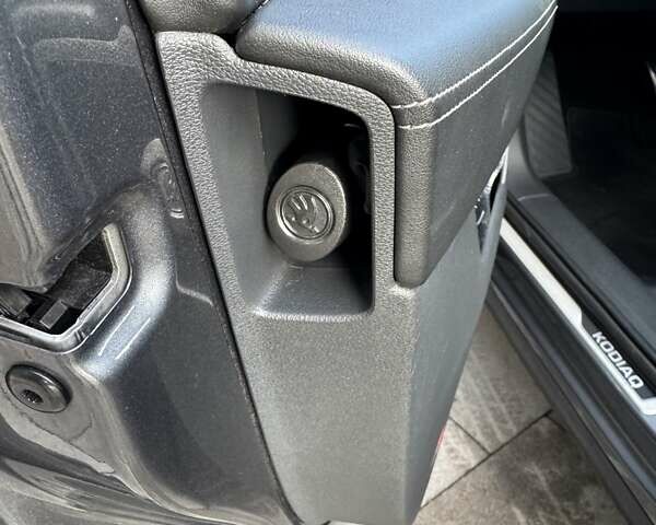 Серый Шкода Kodiaq, объемом двигателя 1.97 л и пробегом 83 тыс. км за 42900 $, фото 58 на Automoto.ua