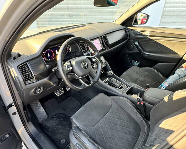 Сірий Шкода Kodiaq, об'ємом двигуна 1.97 л та пробігом 80 тис. км за 43000 $, фото 8 на Automoto.ua