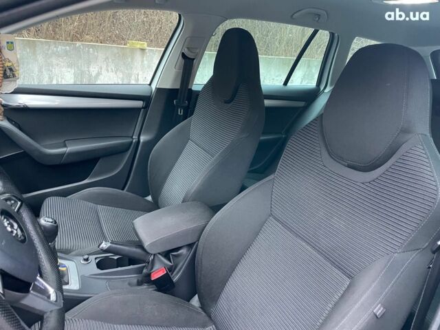 Белый Шкода Octavia A7, объемом двигателя 2 л и пробегом 298 тыс. км за 13190 $, фото 19 на Automoto.ua