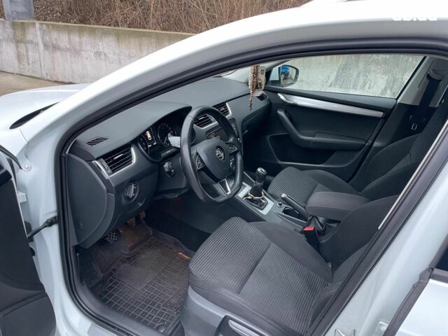 Белый Шкода Octavia A7, объемом двигателя 2 л и пробегом 298 тыс. км за 13190 $, фото 17 на Automoto.ua