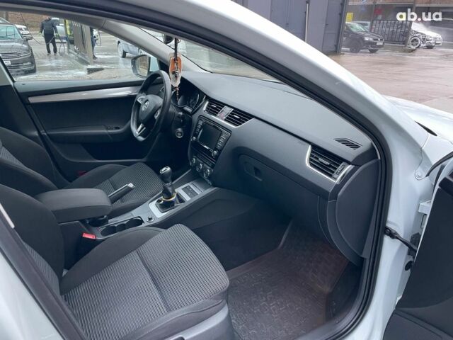 Белый Шкода Octavia A7, объемом двигателя 2 л и пробегом 298 тыс. км за 13190 $, фото 13 на Automoto.ua