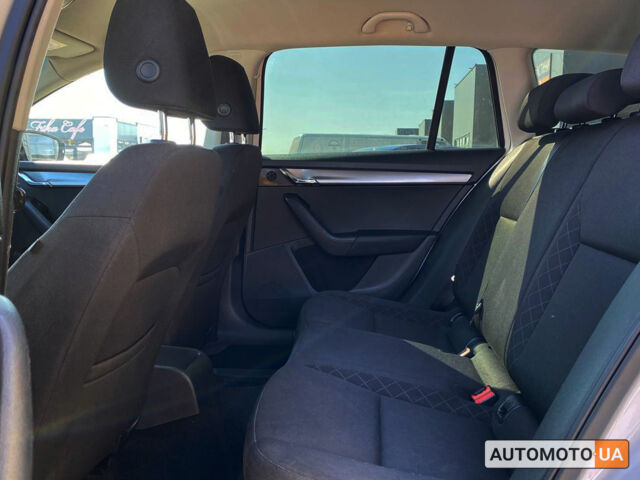 Белый Шкода Octavia A7, объемом двигателя 1.6 л и пробегом 192 тыс. км за 13500 $, фото 9 на Automoto.ua