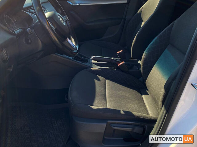 Белый Шкода Octavia A7, объемом двигателя 1.6 л и пробегом 192 тыс. км за 13500 $, фото 8 на Automoto.ua