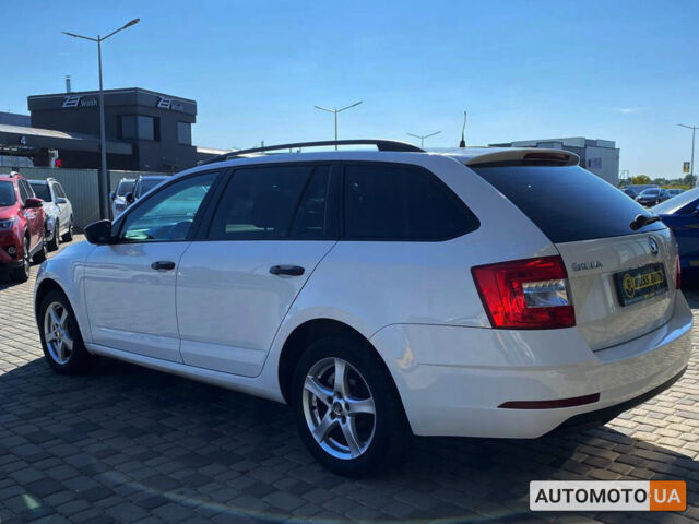 Белый Шкода Octavia A7, объемом двигателя 1.6 л и пробегом 192 тыс. км за 13500 $, фото 4 на Automoto.ua