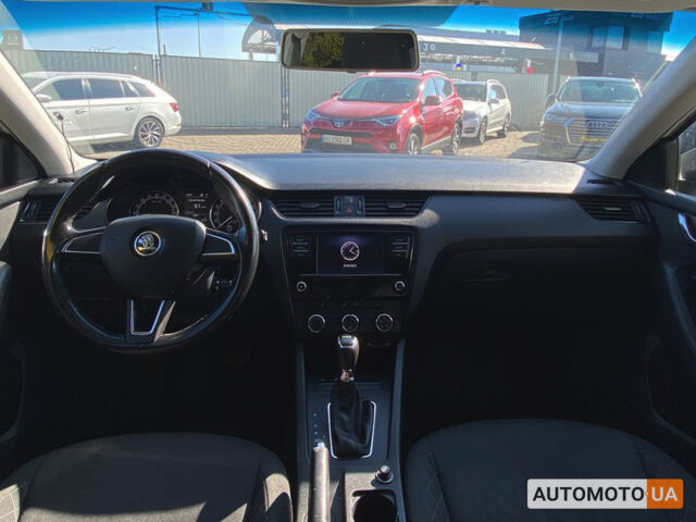 Белый Шкода Octavia A7, объемом двигателя 1.6 л и пробегом 192 тыс. км за 13500 $, фото 10 на Automoto.ua