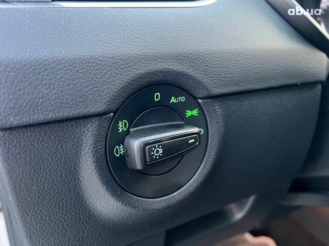 Белый Шкода Octavia A7, объемом двигателя 1.6 л и пробегом 302 тыс. км за 14290 $, фото 20 на Automoto.ua