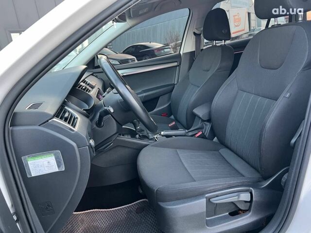 Белый Шкода Octavia A7, объемом двигателя 1.6 л и пробегом 302 тыс. км за 14290 $, фото 17 на Automoto.ua